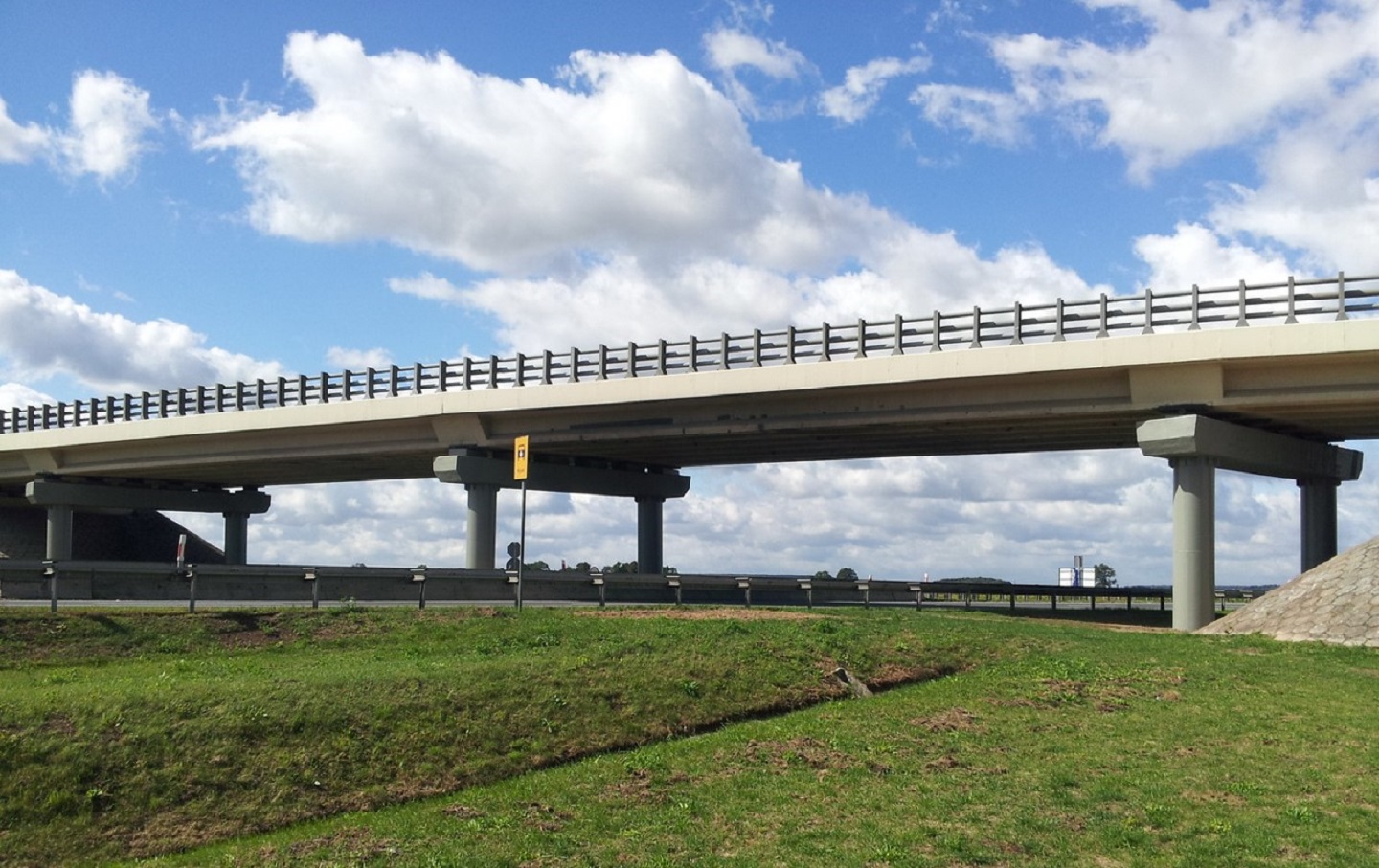 Wzmocnienie wiaduktu nad autostradą A4