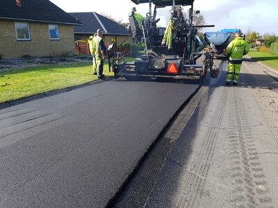 Układanie warstwy ścieralnej 