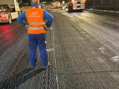 Installation of S&P Glasphalt® G asphalt reinforcement grid