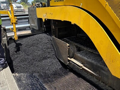 Application of the asphalt mix over the grid