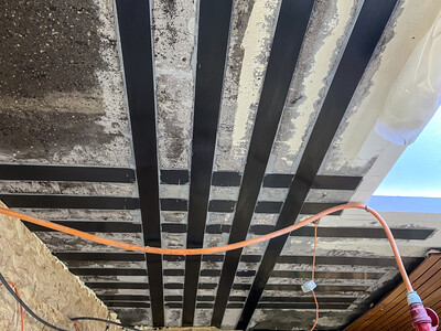 Wzmocnienie płyty betonowej za pomocą krzyżowo połączonych prętów zbrojeniowych.