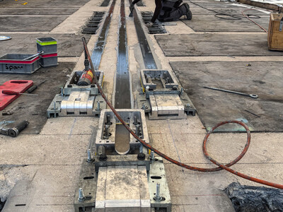 Hydrauliczne sprężanie taśmy C-laminate FRP